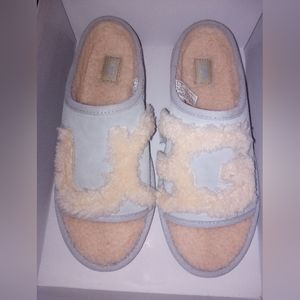 Ugg slippers, size 7 baby blue, Sherpa material on the inside.. very comfortable